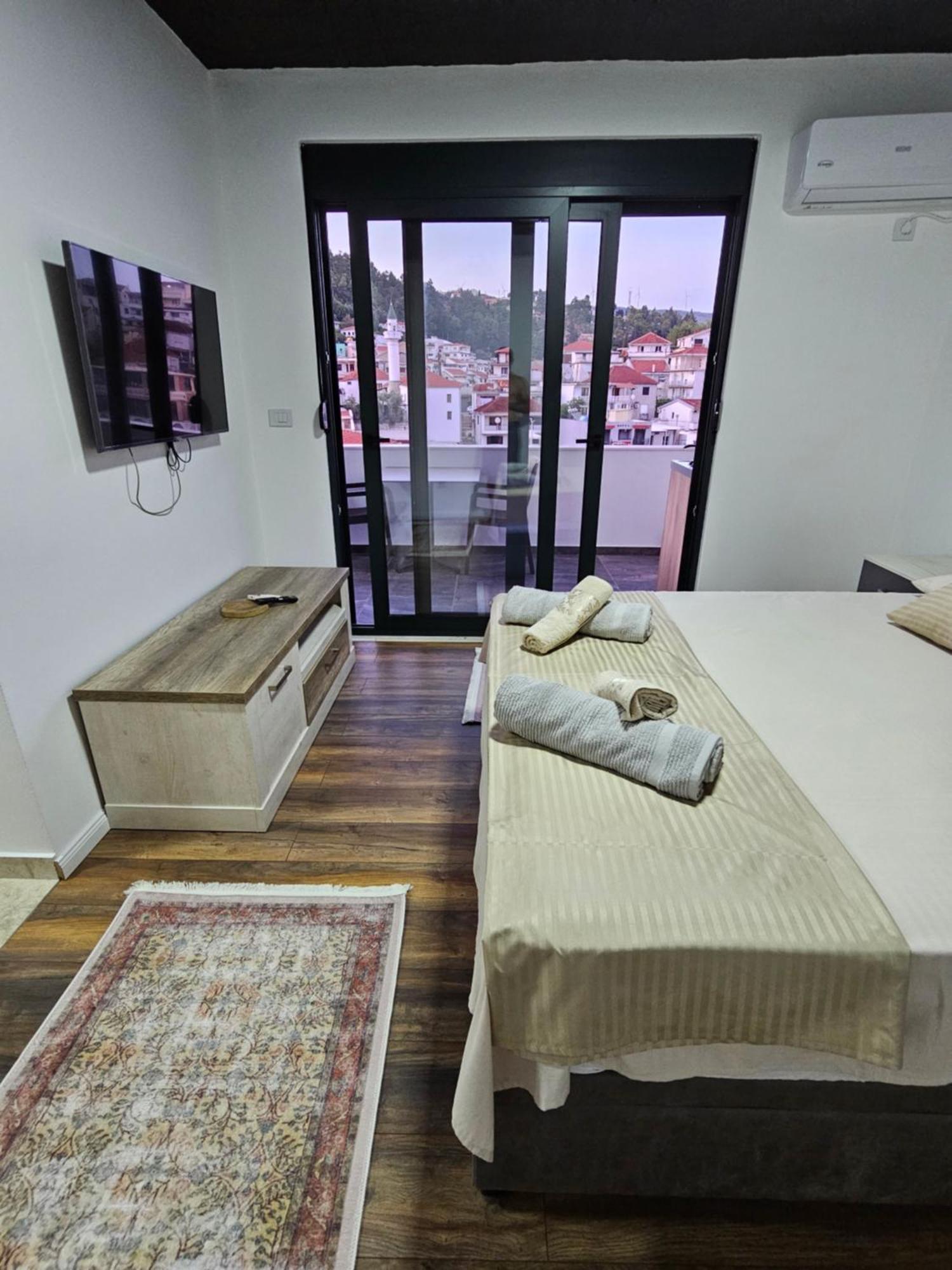 Ishmi In Center Of Appartement *