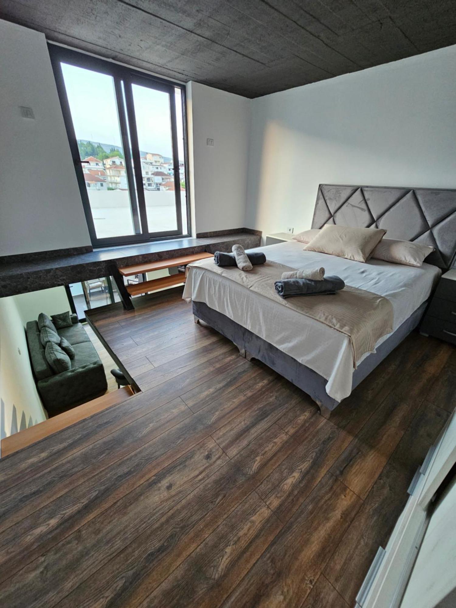 Ishmi In Center Of Appartement *